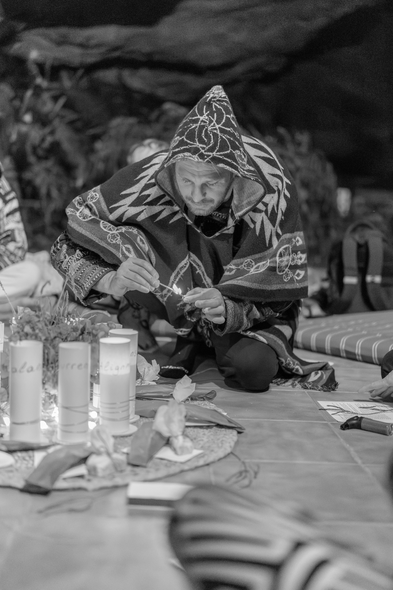 Oliver in Poncho, Kerze entzündend — Ritualraum